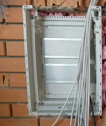 Установка корпуса щита накладного